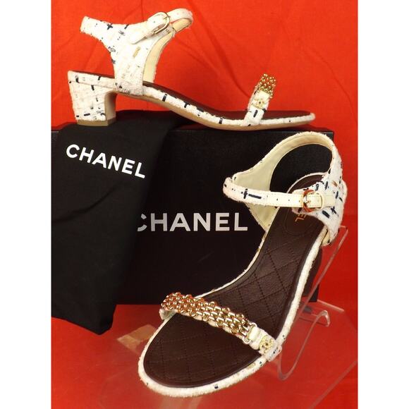 NIB CHANEL WHITE TWEED GOLD CHAIN CC PEARL LOGO SANDALS LOW HEEL PUMPS 37.5 - Picture 1 of 12